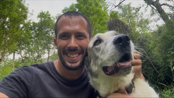 Jaume Recha Amo con su perra en la Cerdanya